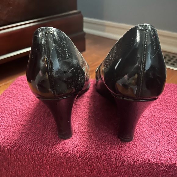 Black patent leather peep toe shoes, size 7.5 - Picture 2 of 5